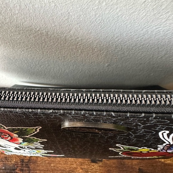 Ed Hardy Black Pouch with Skull and Heart Design Skull Zipper Pull NWT - Picture 6 of 7